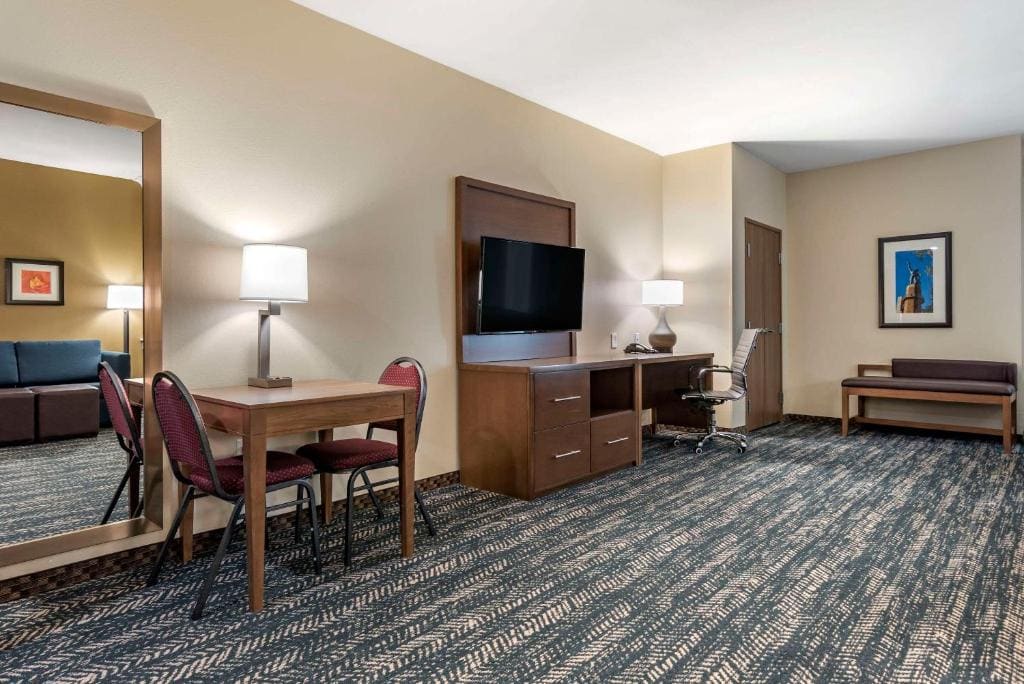 Queen Suite with Two Queen Beds and Sofa Bed - Non-Smoking room - Image 2