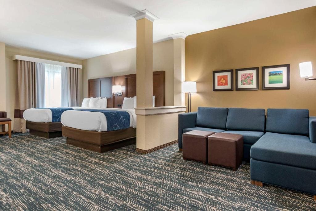 Queen Suite with Two Queen Beds and Sofa Bed - Non-Smoking room - Image 1