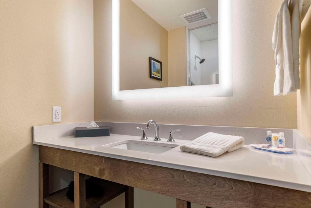 King Suite with Sofa Bed - Non-Smoking room - Image 1