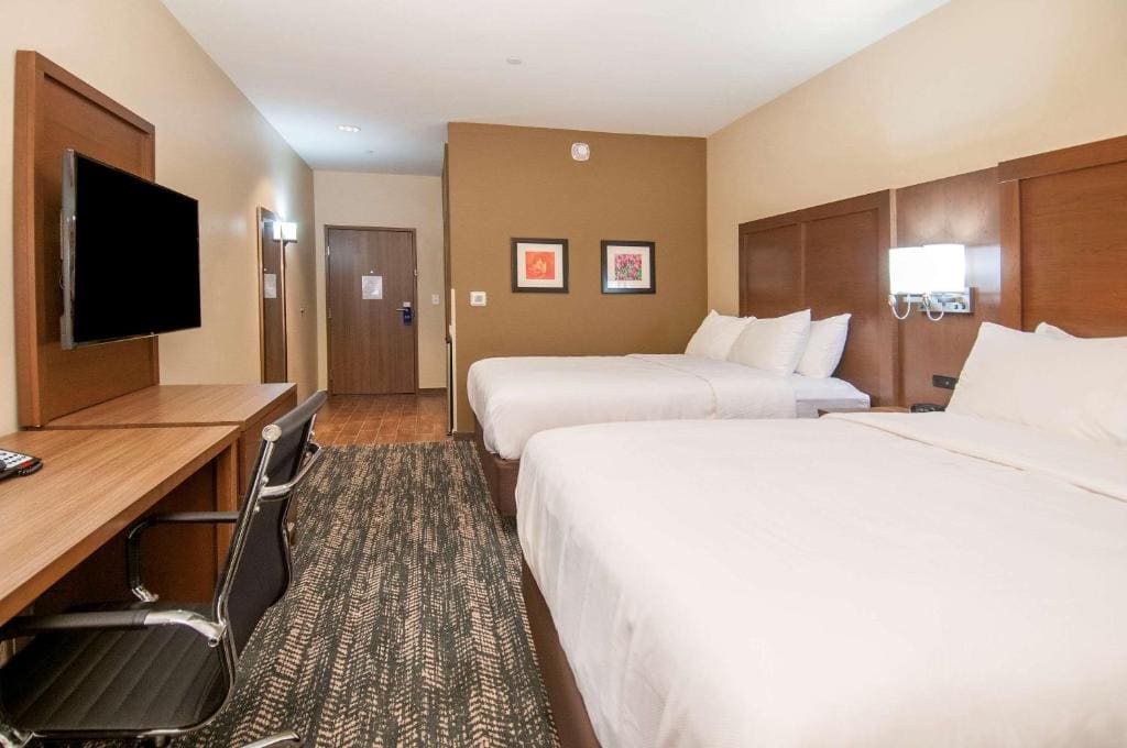 Queen Room with Two Queen Beds - Non-Smoking room - Image 2