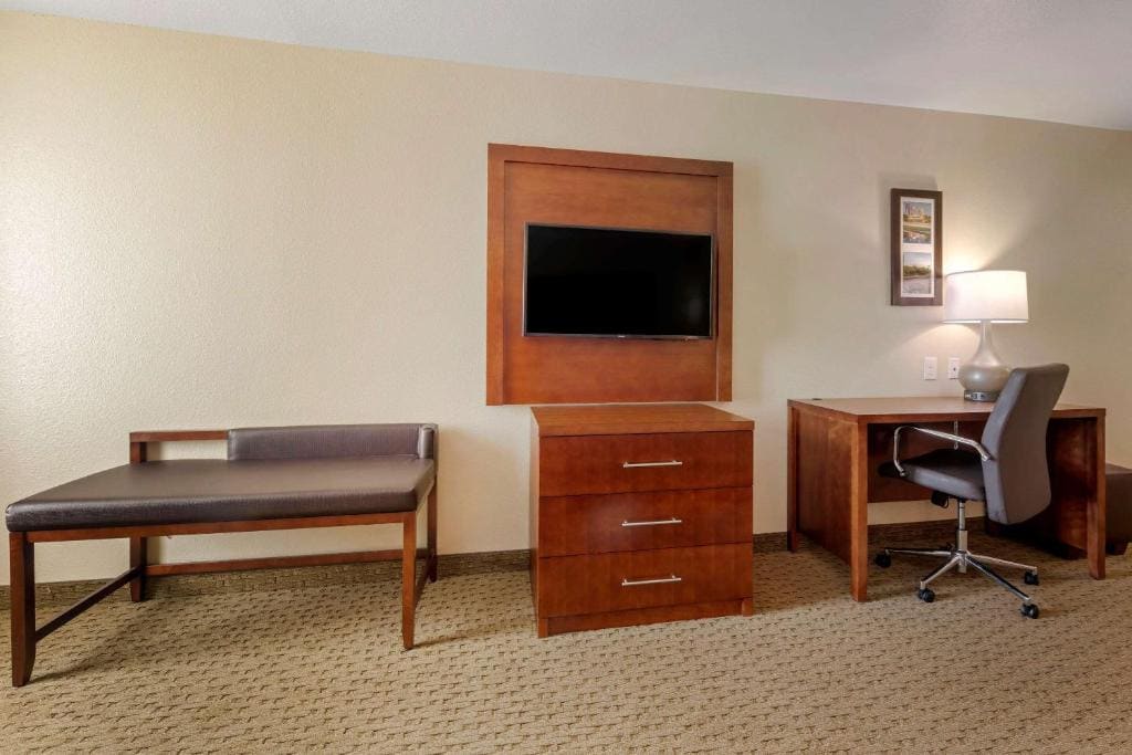 Standard Queen Room with Two Queen Beds - Non Smoking room - Image 1