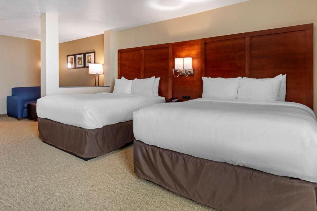 Queen Suite with Two Queen Beds and Sofabed - Non Smoking room - Image 1