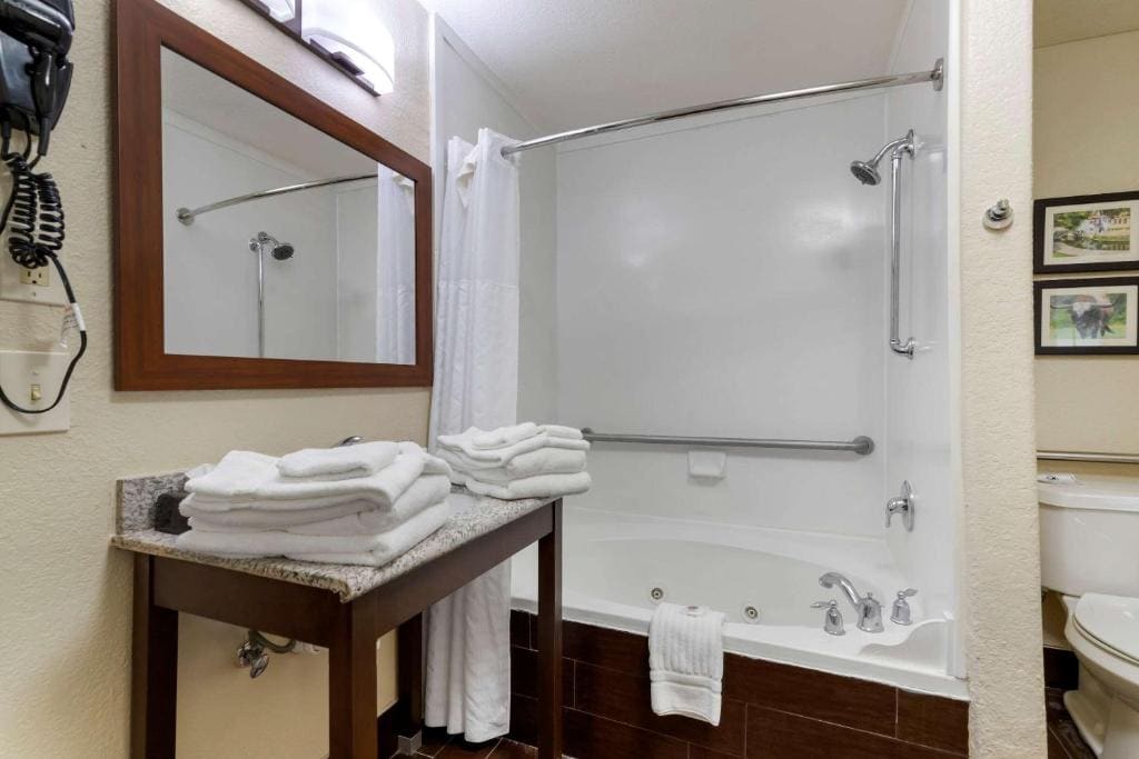 Queen Room with Two Queen Beds - Accessible/Non-Smoking room - Image 2