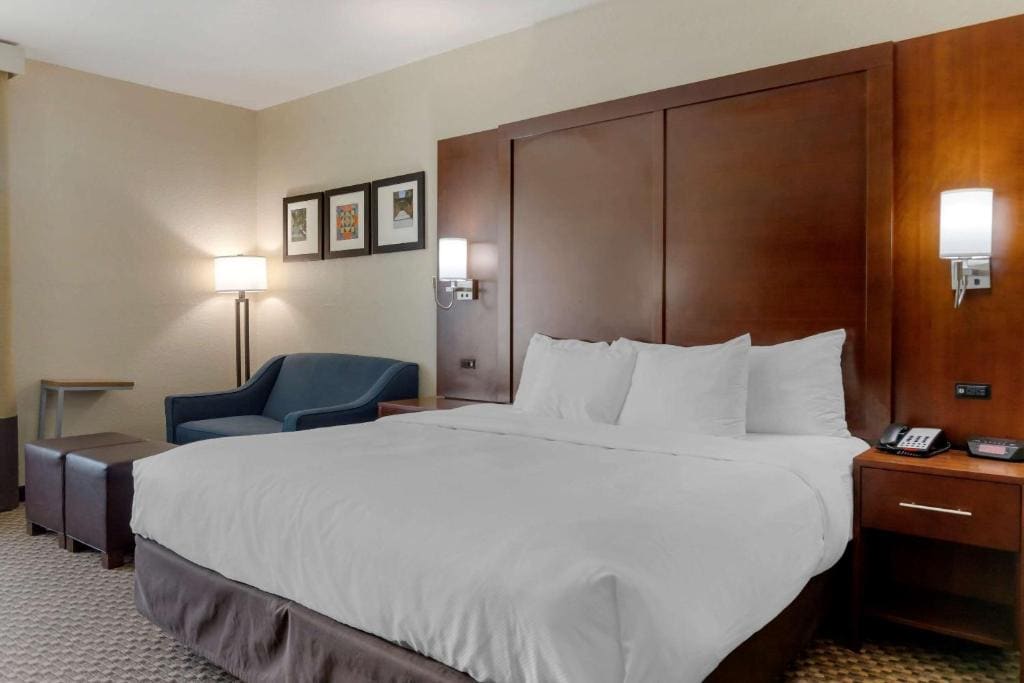 King Suite - Non-Smoking room - Image 1