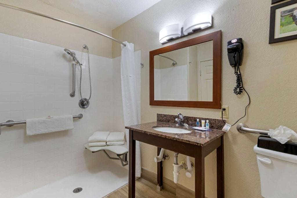 Queen Room with Two Queen Beds - Accessible/Non-Smoking room - Image 1