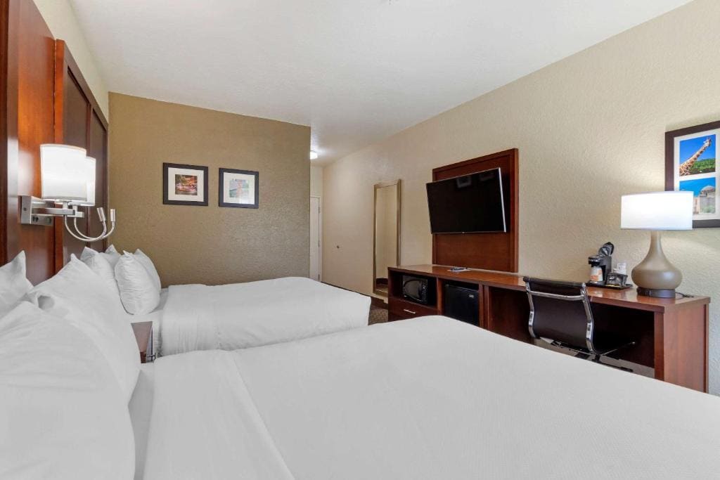 Queen Room with Two Queen Beds - Non-Smoking room - Image 2