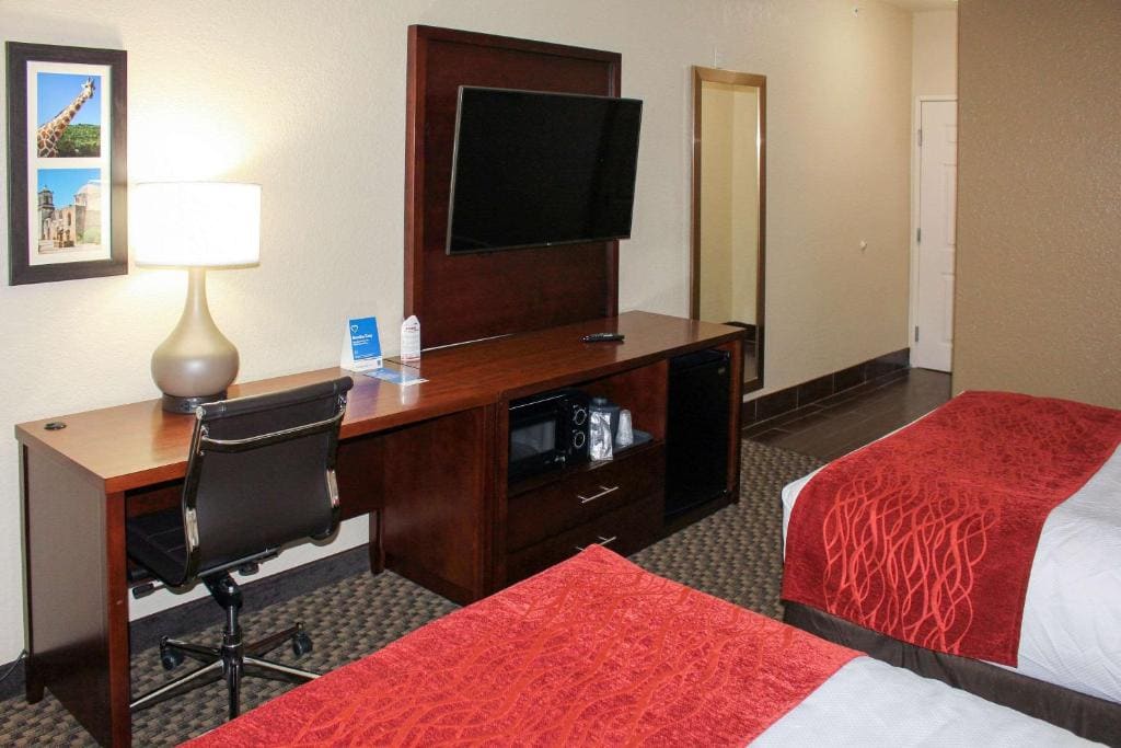 Queen Room with Two Queen Beds - Non-Smoking room - Image 3