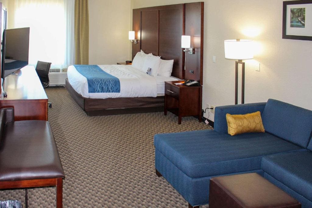 King Suite - Non-Smoking room - Image 3