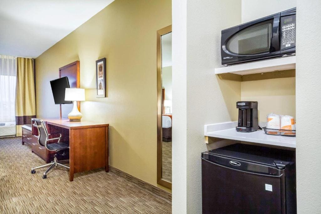 Queen Suite with Two Queen Beds and Sofa Bed - Non-Smoking room - Image 1