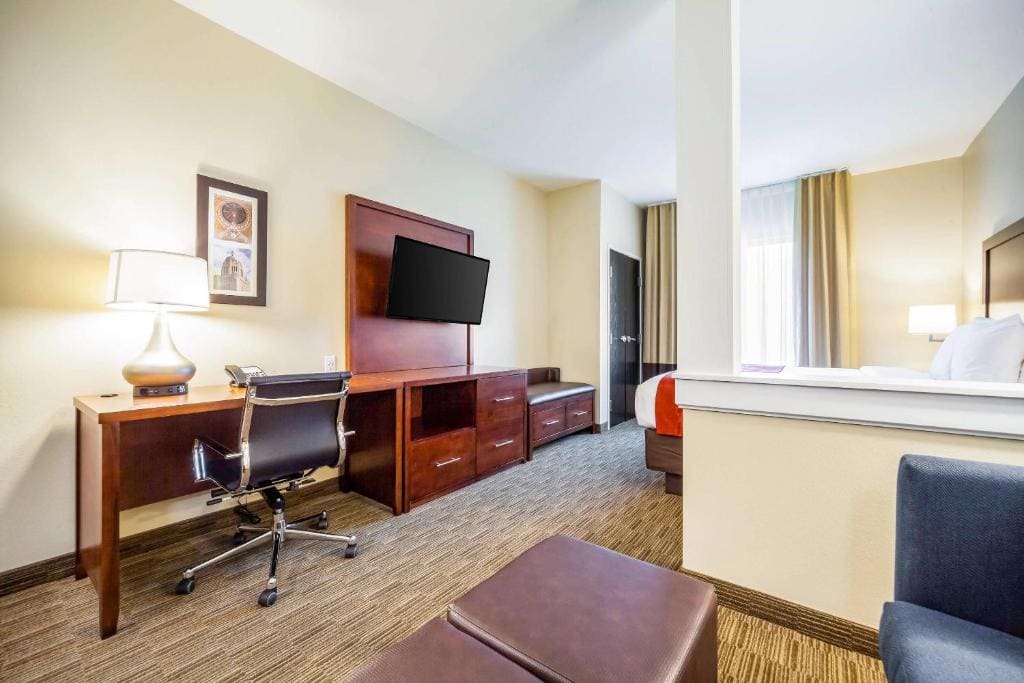 King Suite with Sofa Bed - Non-Smoking room - Image 2
