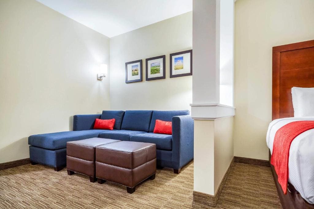 Queen Suite with Two Queen Beds and Sofa Bed - Non-Smoking room - Image 2