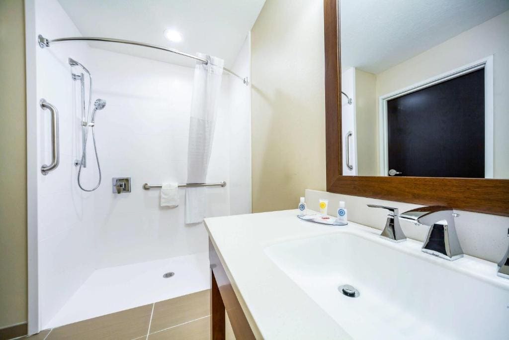 Queen Room with Two Queen Beds - Accessible/Non-Smoking room - Image 1