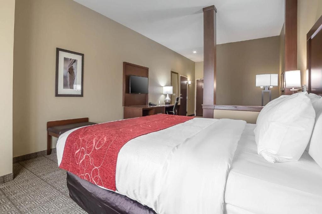 King Suite with Bathtub - Non-Smoking room - Image 3