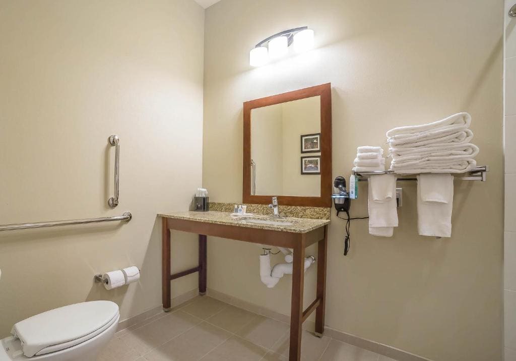 King Suite - Accessible/Non-Smoking room - Image 2