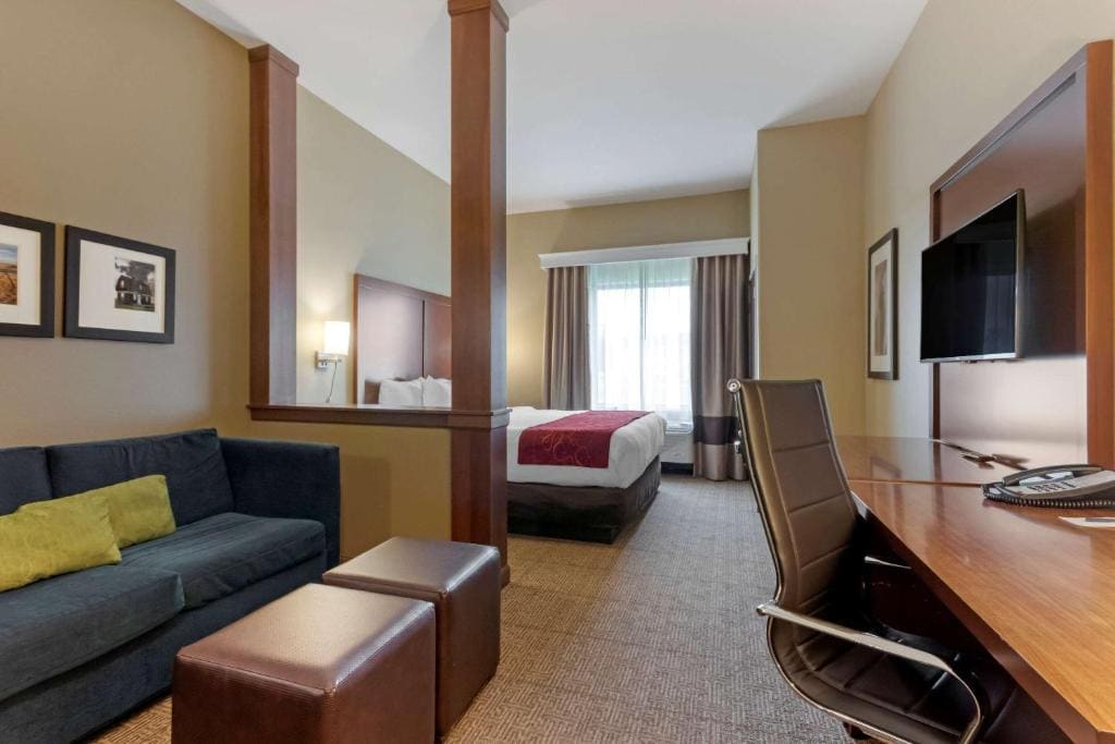 King Suite with Bathtub - Non-Smoking room - Image 2