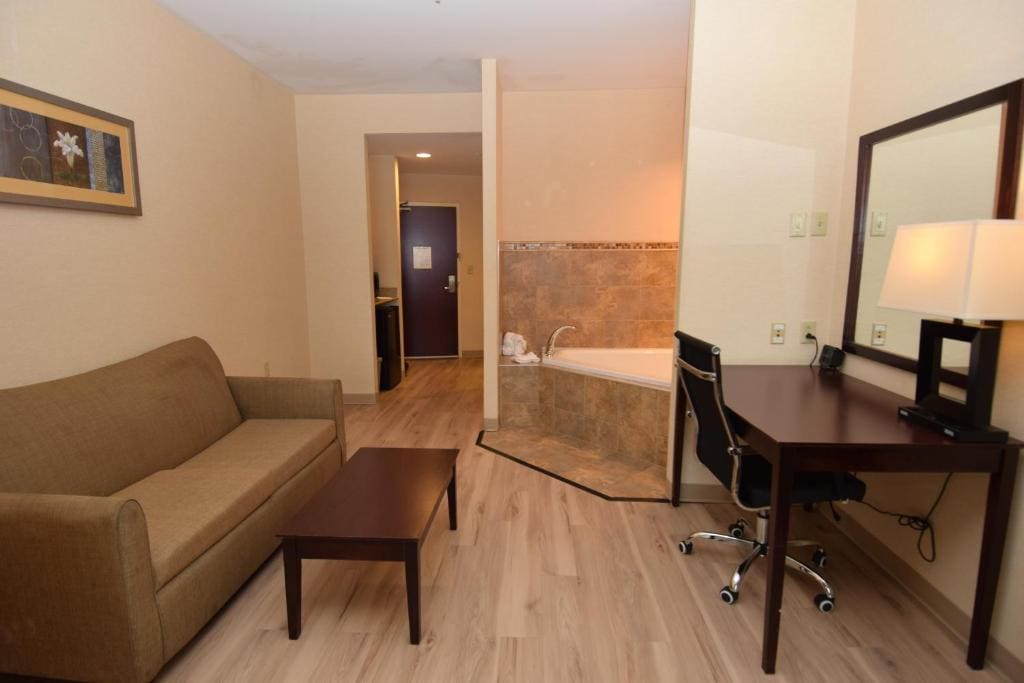 Suite with Hot Tub room - Image 2
