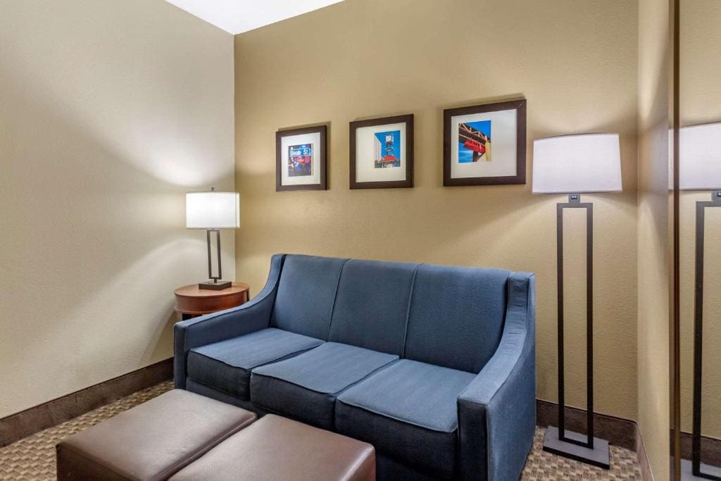 King Suite - Non-Smoking room - Image 3