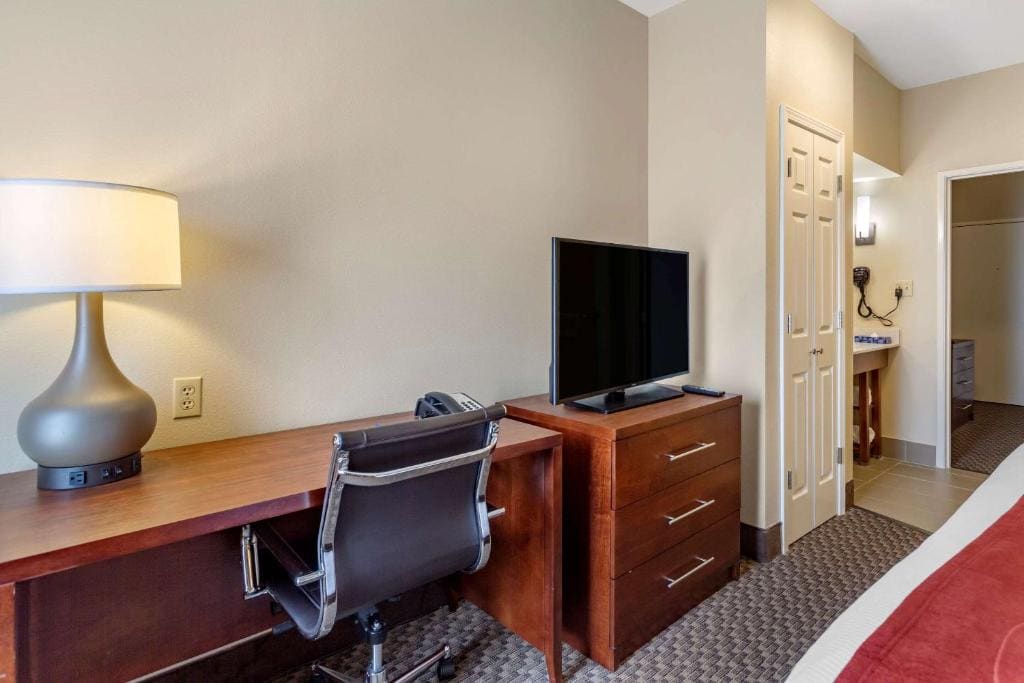 King Suite - Non-Smoking room - Image 2