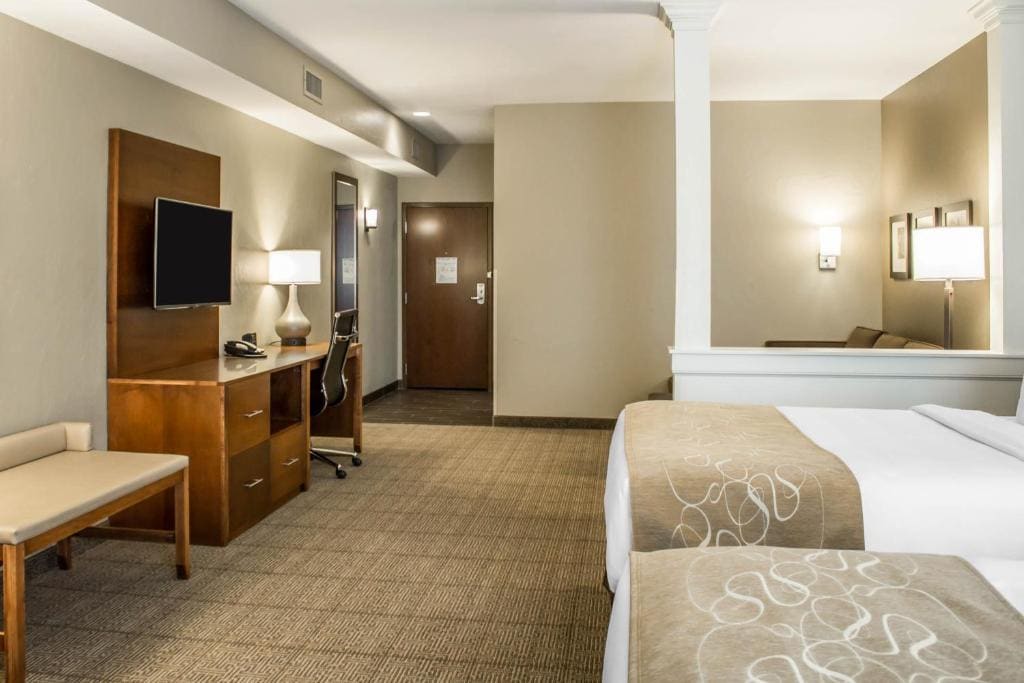 Queen Suite with Two Queen Beds - Non-Smoking/Pet Friendly room - Image 3