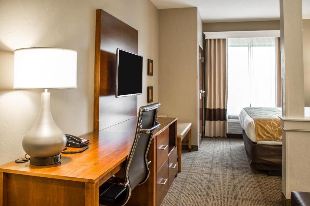 King Suite - Non-Smoking/Pet Friendly room - Image 2