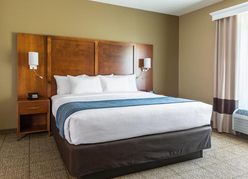 King Suite - Disability Access/Non-Smoking room - Image 1