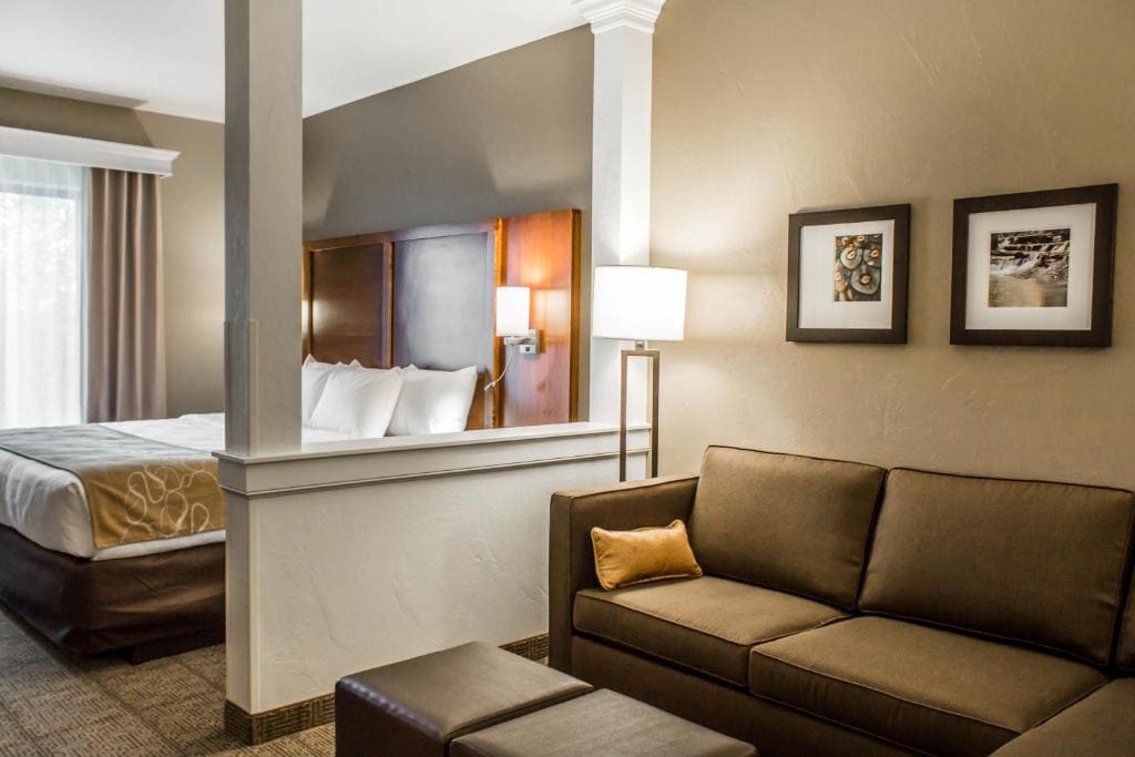 King Suite - Accessible/Non-Smoking room - Image 2