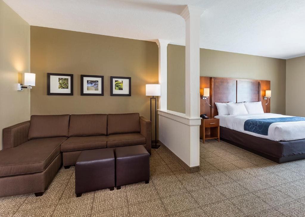 King Suite - Disability Access/Non-Smoking room - Image 3
