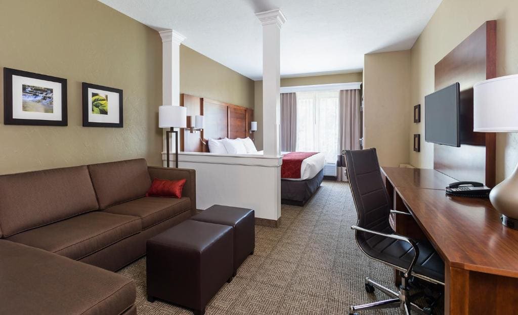 King Suite - Disability Access/Non-Smoking room - Image 2