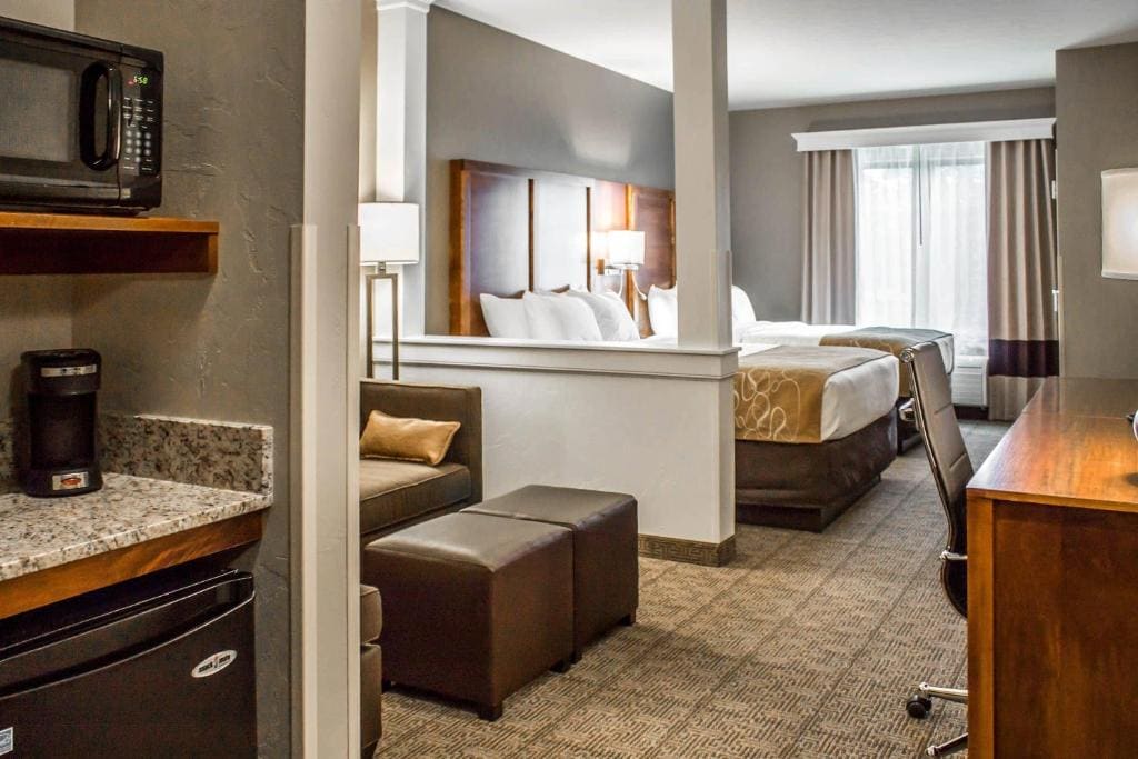 Queen Room with Two Queen Beds Suite/Sofa Bed - Non-Smoking room - Image 3