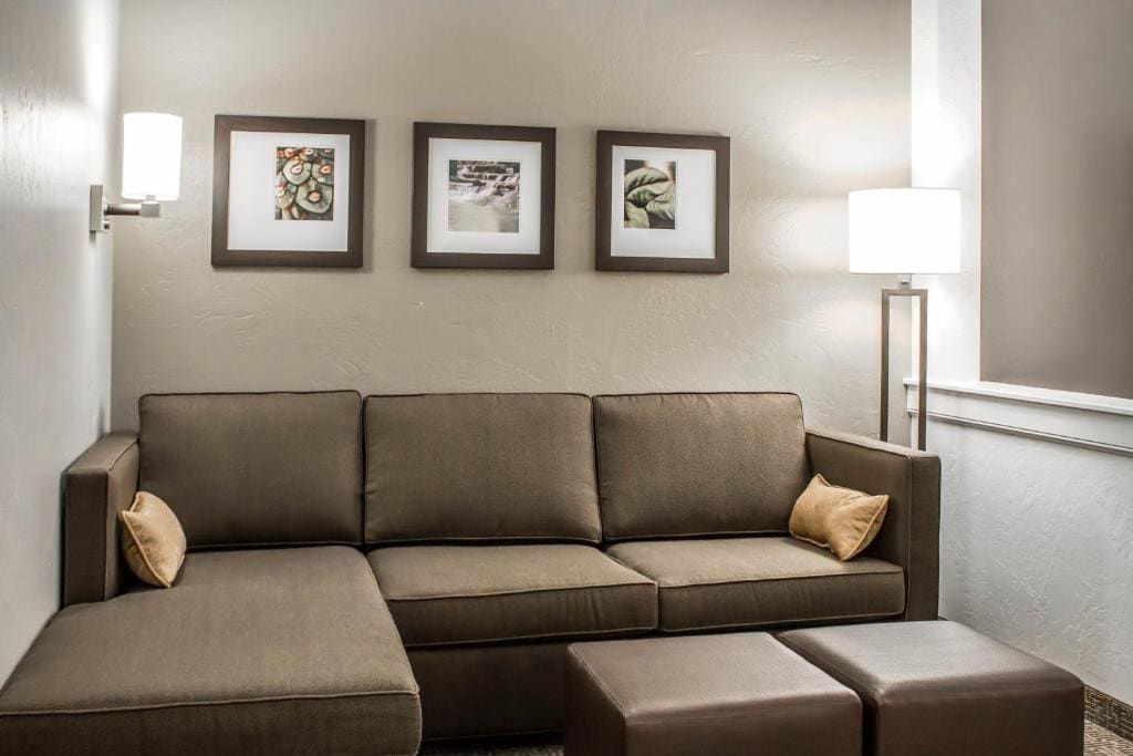 Queen Room with Two Queen Beds Suite/Sofa Bed - Non-Smoking room - Image 1