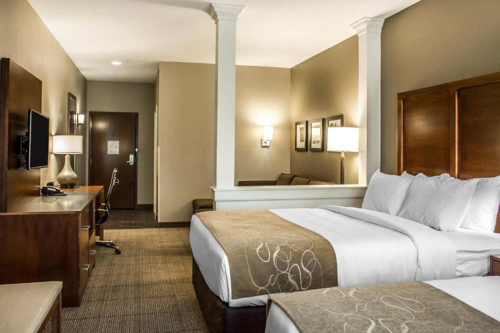 Queen Room with Two Queen Beds Suite/Sofa Bed - Non-Smoking room - Image 2