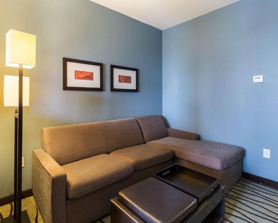 King Suite - Disability Access/Non-Smoking room - Image 2