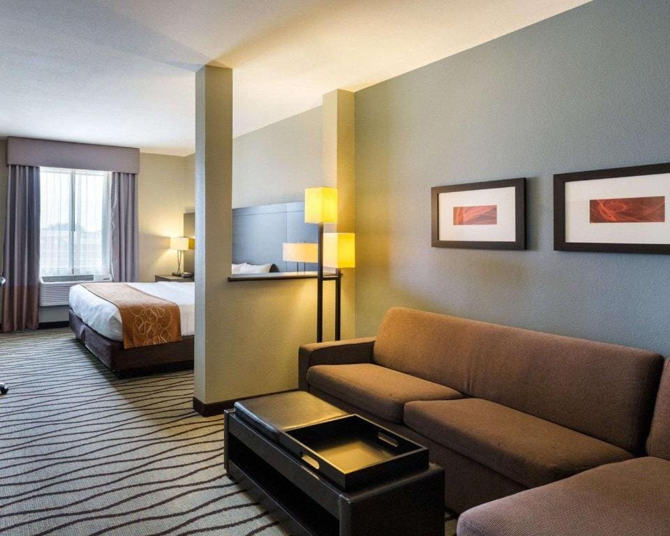 King Suite - Disability Access/Non-Smoking room - Image 1