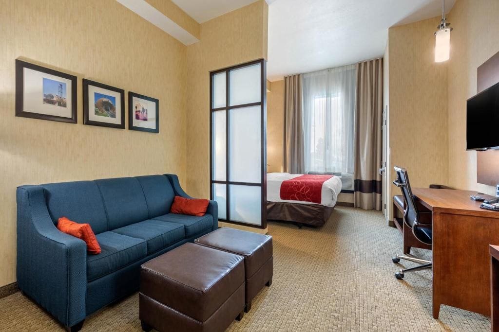Suite, 1 King Bed with Sofa Bed, Accessible Tub, Non Smoking room - Image 3