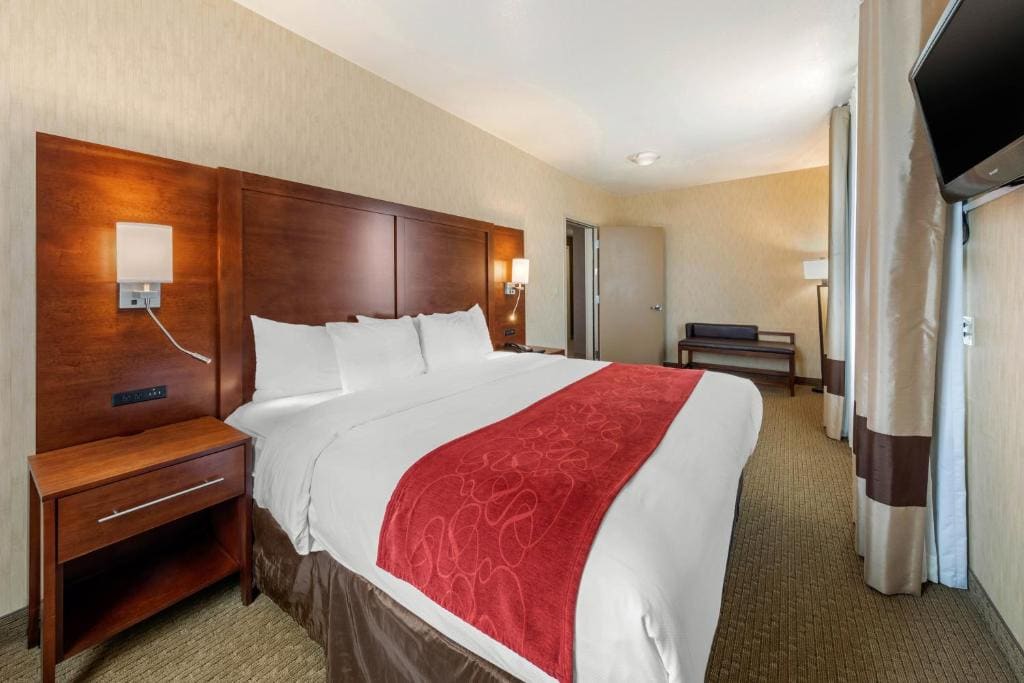 Two Bedroom Suite, 2 King Beds with Sofa Bed, Non Smoking room - Image 1