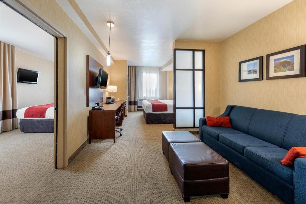 Two Bedroom Suite, 2 King Beds with Sofa Bed, Non Smoking room - Image 2