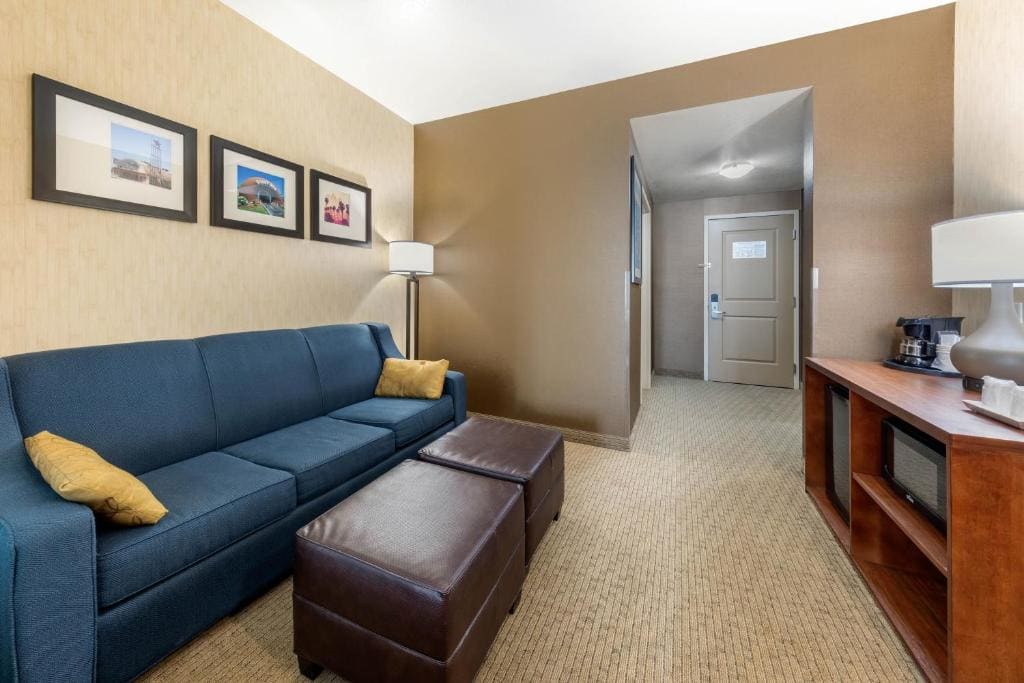 Corner Suite, 2 King Beds with Sofa Bed, Non Smoking room - Image 2