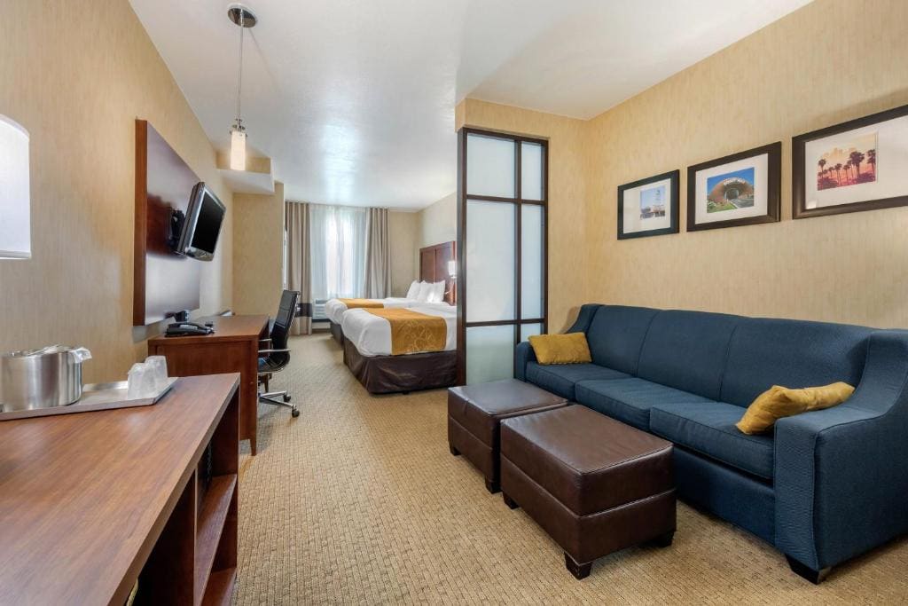 Suite, 2 Queen Beds with Sofa Bed, Accessible Roll-In Shower, Non Smoking room - Image 3