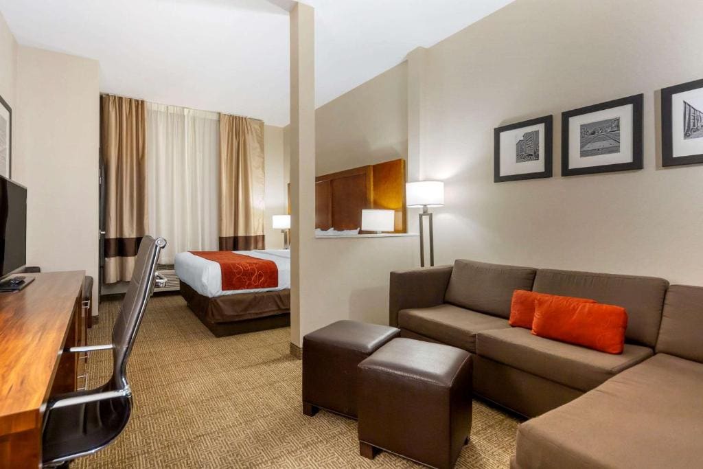 King Suite with Sofa Bed - Non-Smoking room - Image 2