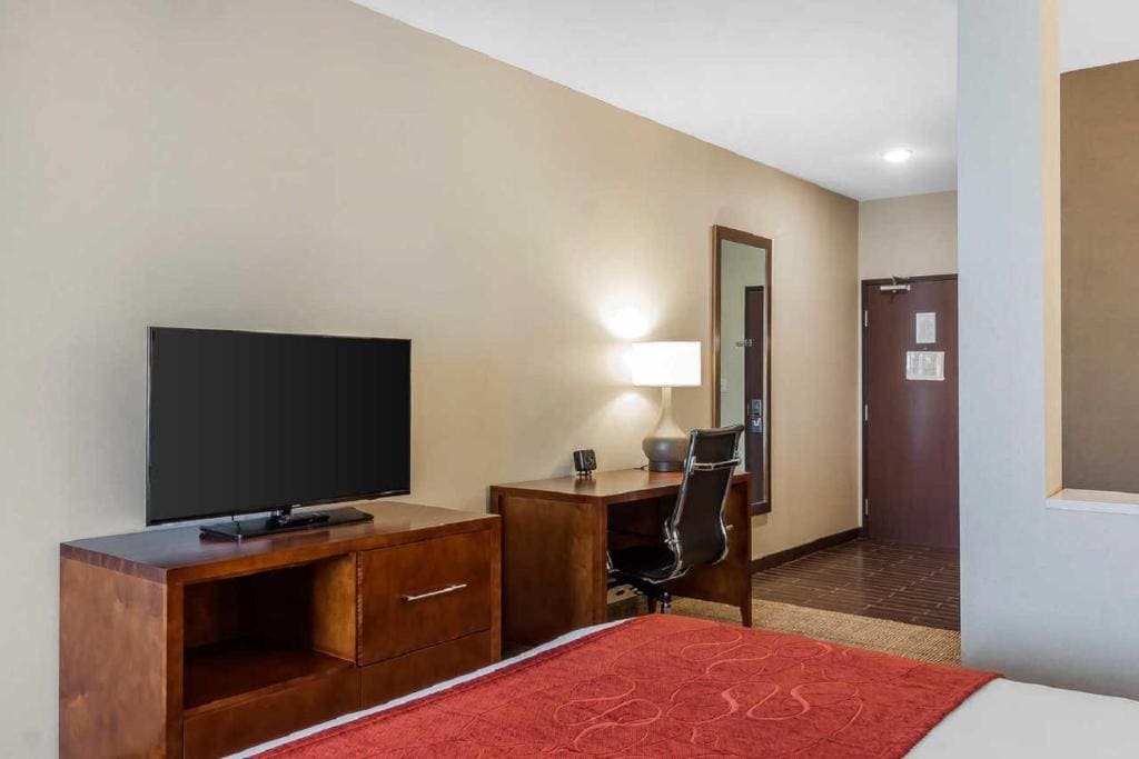 King Suite with Sofa Bed - Non-Smoking room - Image 3
