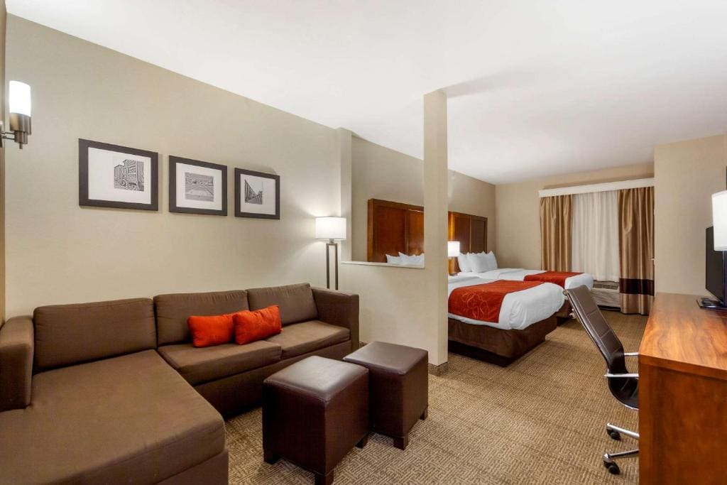 Queen Suite with Two Queen Beds and Sofa Bed - Non-Smoking room - Image 2