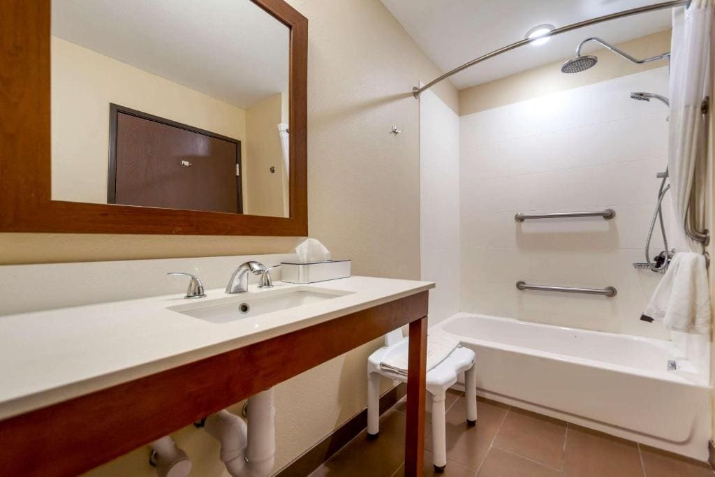Queen Suite with Two Queen Beds - Accessible/Non-Smoking room - Image 1