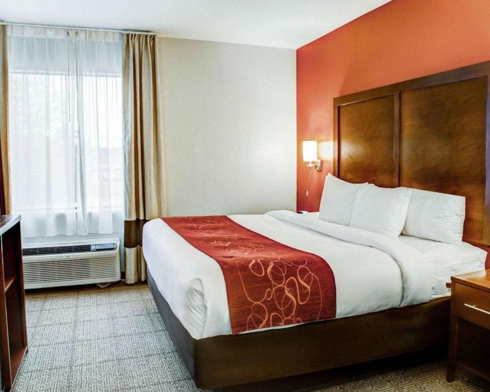 King Suite - Non-Smoking room - Image 1