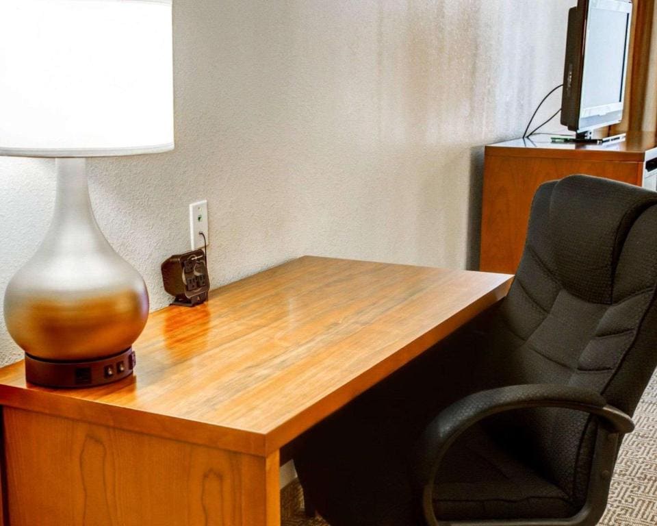 King Suite - Accessible/Non-Smoking room - Image 2