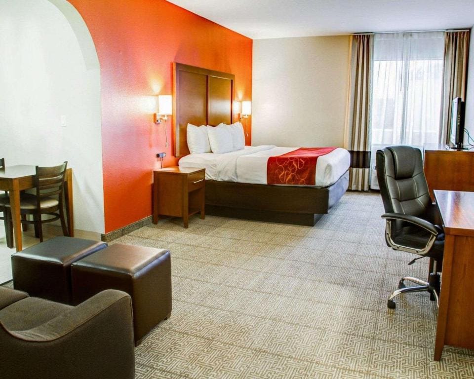 King Suite - Non-Smoking room - Image 3