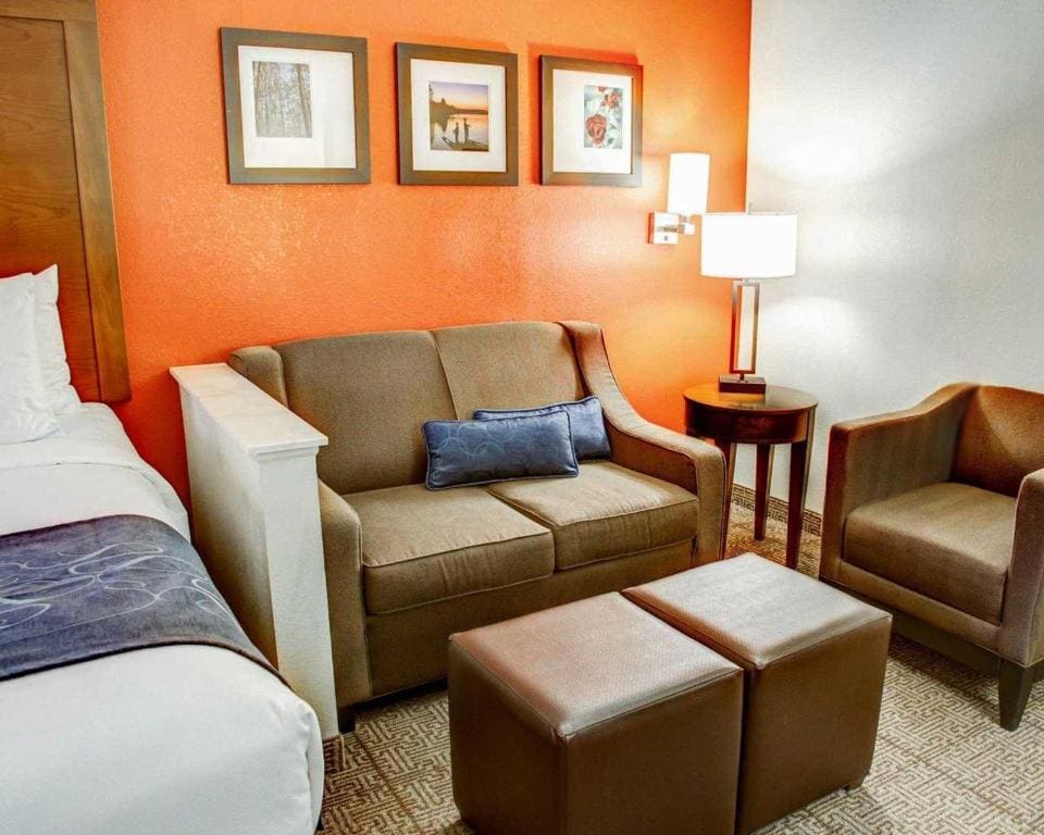 Queen Suite with Two Queen Beds - Non-Smoking room - Image 2