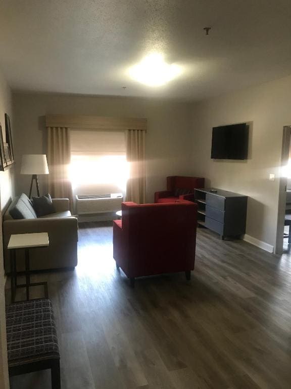 One-Bedroom King Suite with Whirlpool - Non-Smoking room - Image 1