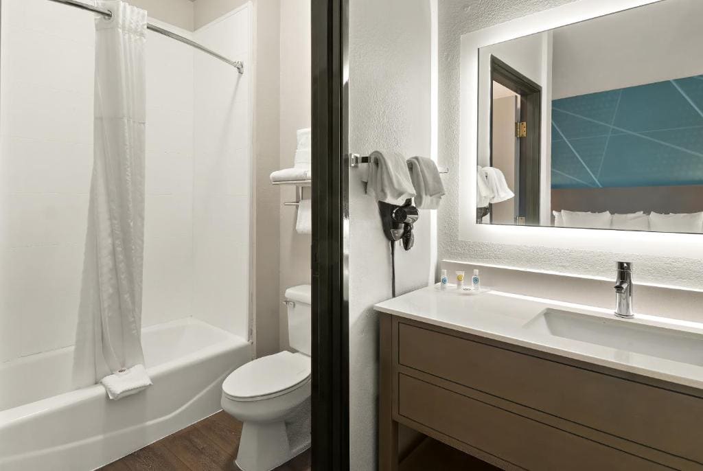 King Suite - Non-Smoking room - Image 2