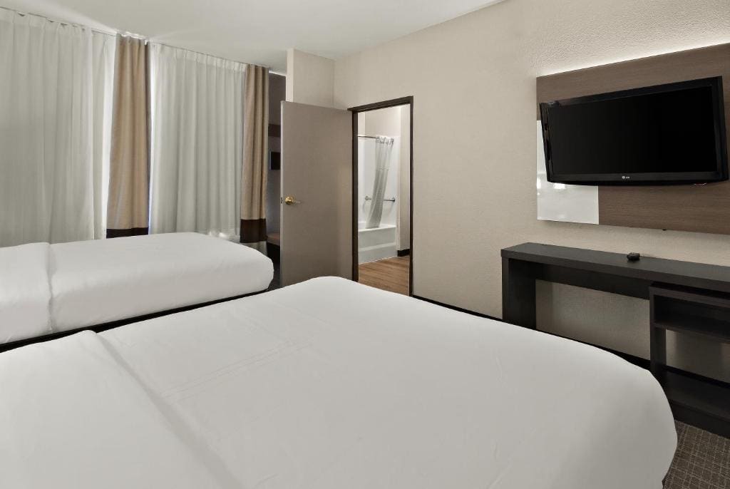 Queen Suite with Two Queen Beds - Accessible/Non-Smoking room - Image 1