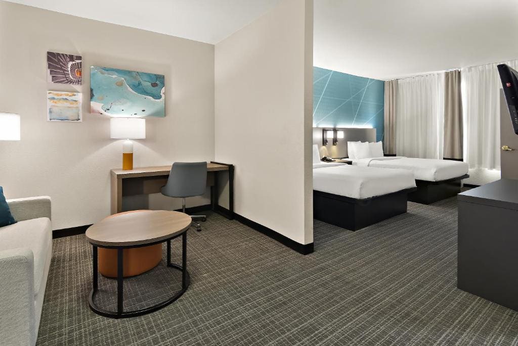 Queen Suite with Two Queen Beds - Accessible/Non-Smoking room - Image 2